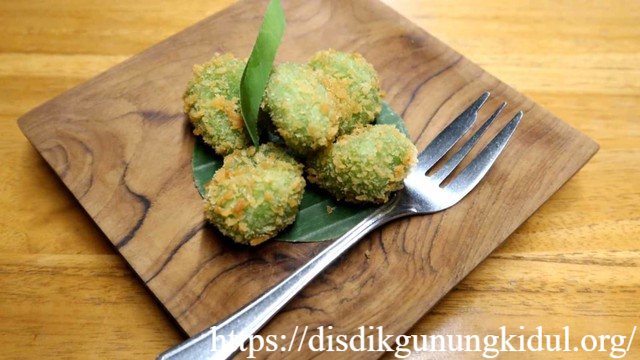Klepon Pandan yang Kenyal dan Isinya Lumer